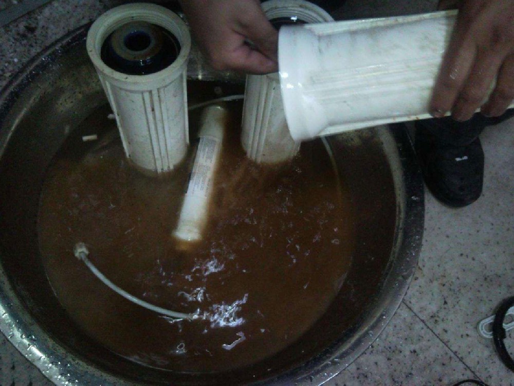 如何確定濾芯達到該更換的使用壽命？